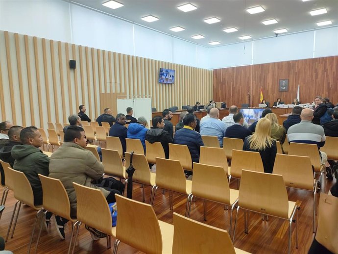 Macrosala de vistas de la Ciudad de la Justicia de Vigo, con parte de los 28 acusados por el alijo de 3,8 toneladas de cocaína intervenidas a bordo del buque MV Karar, en abril de 2020.