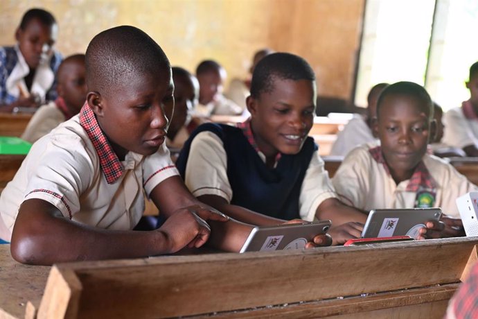 ProFuturo y World Vision llevan proyectos educativos en Uganda que beneficiaron a 6.300 niños y 400 docentes en 2023