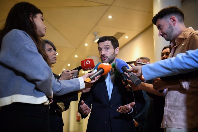 El ministro de Derechos Sociales, Consumo y Agenda 2030, Pablo Bustinduy, ofrece declaraciones a los medios tras su comparecencia en la Comisión de Derechos Sociales, Consumo y Agenda 2030, en el Senado, a 9 de mayo de 2024, en Madrid (España). Durante la