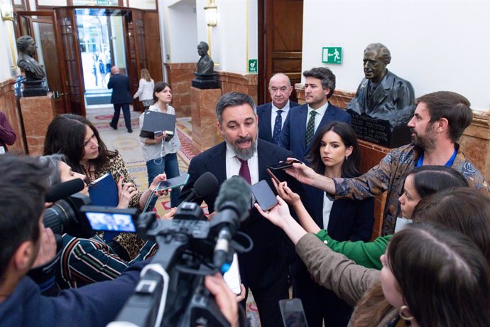 El presidente de VOX, Santiago Abascal, atiende a medios a su llegada a una sesión plenaria, en el Congreso de los Diputados, a 21 de mayo de 2024, en Madrid (España). La sesión plenaria ha comenzado hoy con los debates de toma en consideración de dos ini