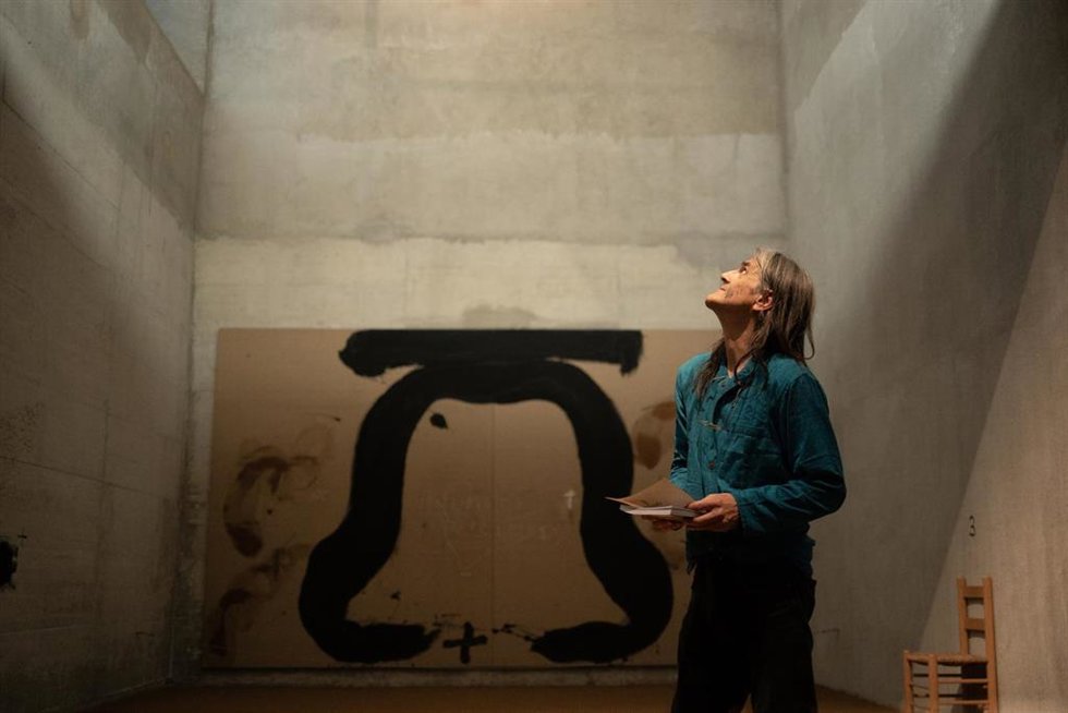 Perejaume junto a su obra 'Fer voltejar la creu' en la Sala de Reflexió Antoni Tpies de la Universitat Pompeu Fabra de Barcelona