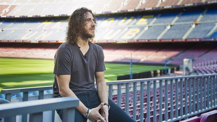 Archivo - El excapitán del FC Barcelona, Carles Puyol, en el Camp Nou.