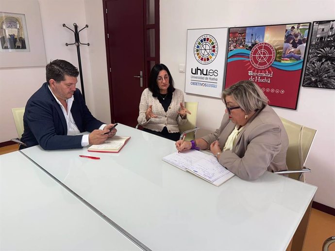 El coordinador provincial de Izquierda Unida, Marcos Toti; la rectora de la UHU, María Antonia Peña (centro); y la concejal de La Izquierda de Huelva en el Ayuntamiento de la capital, Mónica Rossi.