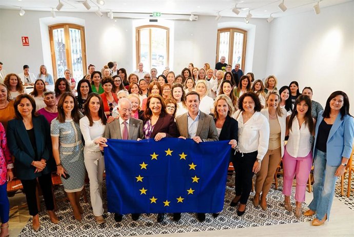La 'número 2' al Parlamento Europeo del PP, Carmen Crespo, en un acto sectorial con mujeres en Roquetas de Mar (Almería).