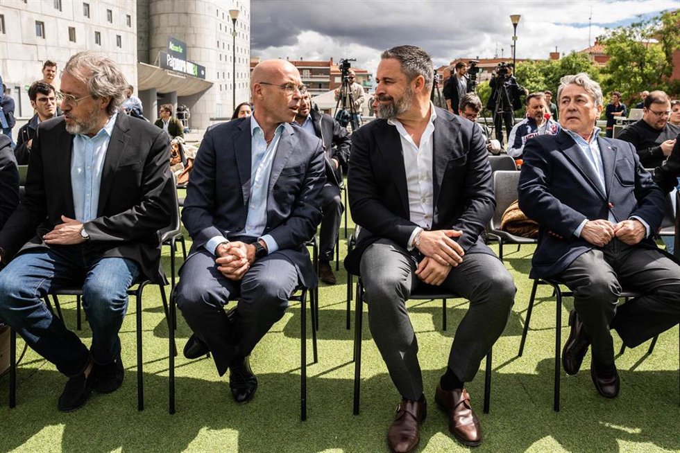 El cabeza de lista de Vox para las elecciones europeas, Jorge Buxadé (2i), conversa con el líder de Vox, Santiago Abascal (2d), durante la presentación de los diez primeros candidatos de la formación para las elecciones europeas, en el Palacio Vistalegr