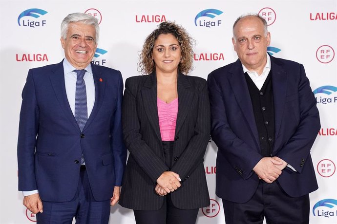 El presidente de la RFEF, Pedro Rocha; la presidenta de Liga F, Beatriz Álvarez, y el presidente de LaLiga, Javier Tebas.