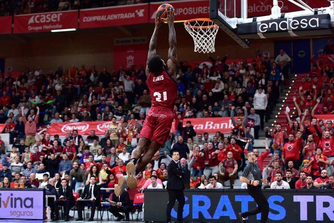 Archivo - Dylan Ennis hace un mate durante un partido del UCAM Murcia