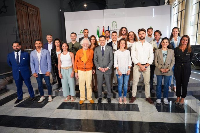 El presidente de la Junta de Andalucía, Juanma Moreno, este martes con los participantes andaluces en el Mundial de Hyrox 2024, entre ellos, Alejandro Rojas Marcos.