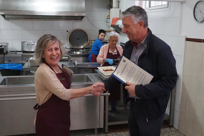 El alcale de Palos de la Frontera, Carmelo Romero, en su visita a uno de los comedores de la capital con los que colabora el Ayuntamiento palermo.