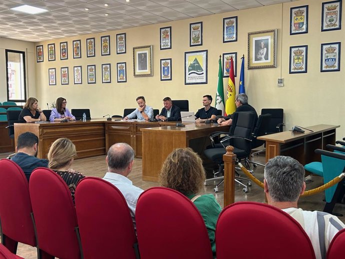 Reunión del presidente de la Mancomunidad de Municipios de la Costa del Sol Axarquía, Jorge Martín, con los alcaldes y ediles responsables de Aguas de la Axarquía.