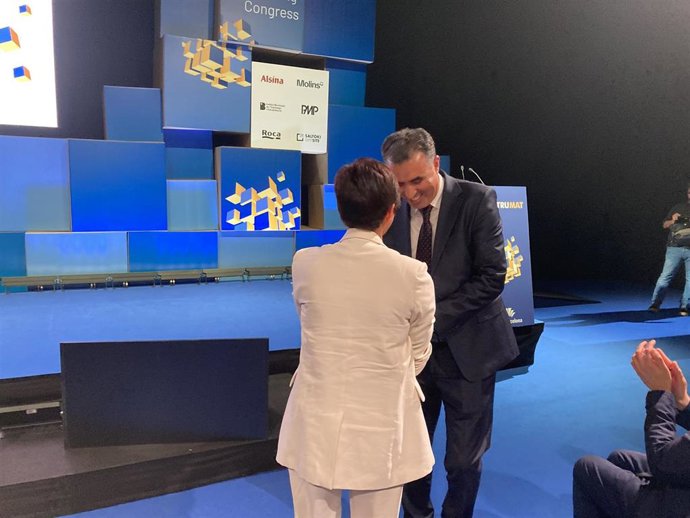 El secretario general del Ministerio de Ordenación Territorial de Marruecos, Youseff Hosni, saluda a la ministra de Vivienda y Agenda Urbana, Isabel Rodríguez.