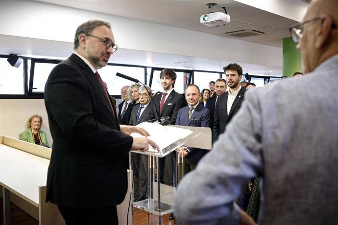 El nuevo rector de la UdA, Juli Minoves, durante su discurso este martes