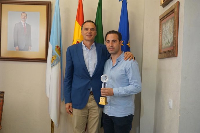 El joven lebrijano Antonio Caro junto al alcalde de Lebrija