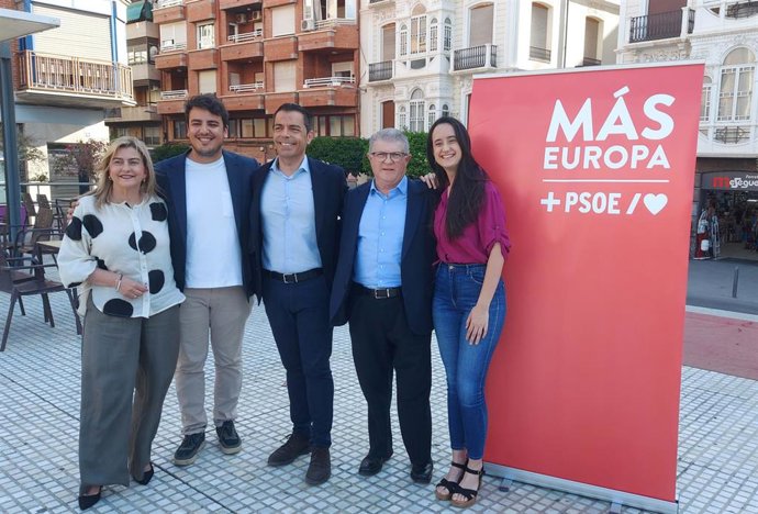 El candidato socialista a las elecciones europeas, Marcos Ros, con los candidatos Pablo Moreno y Carolina Martínez, y el Secretario general del PSOE en la Región de Murcia, José Vélez