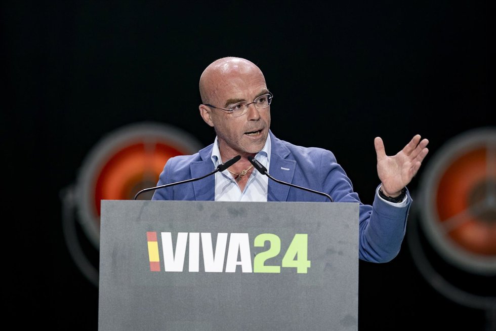 El candidato de VOX para las elecciones europeas, Jorge Buxadé, interviene durante el acto Viva 24 de VOX, en el Palacio de Vistalegre, a 19 de mayo de 2024, en Madrid (España).