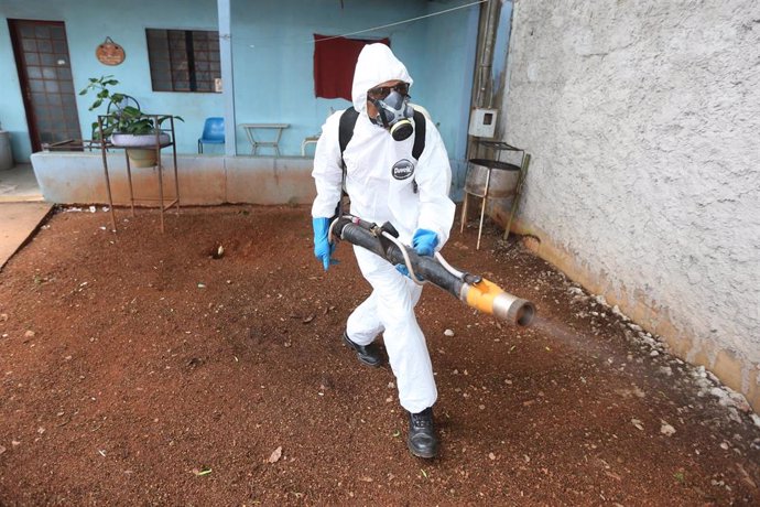 Archivo - (201125) -- BRASILIA, Nov. 25, 2020 (Xinhua) -- A health worker sprays anti-mosquito chemicals in Brasilia, Brazil, Nov. 24, 2020. Brazil on Tuesday launched an anti-mosquito campaign in a bid to contain the spread of mosquito-borne diseases inc