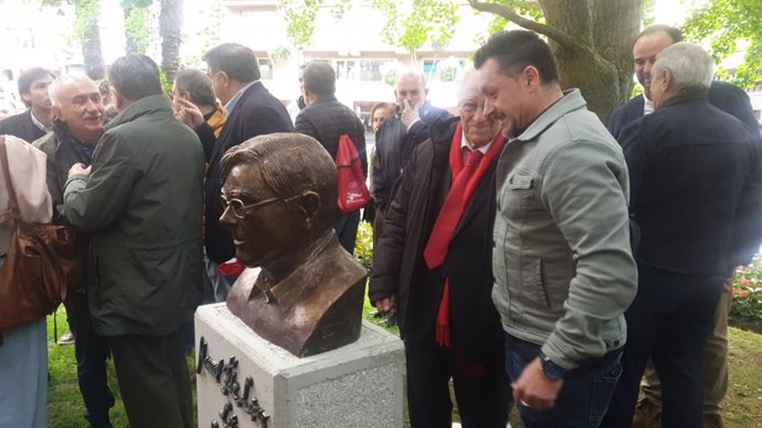 El secretario general de UGT Asturias, Javier Fernández Lanero, tras el busto en honor a su padre, el sindicalista Manuel Fernández 'Lito'.