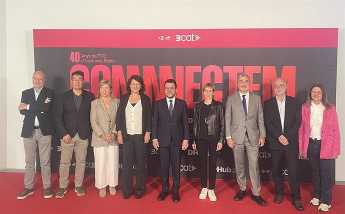 Inauguración de la exposición 'Connectem. 40 anys de TV3 i Catalunya Ràdio', con el presidente Pere Aragonès, la presidenta Anna Erra, el alcalde Jaume Collboni, la presidenta de 3Cat Rosa Romà y el consejo de gobierno de la CCMA