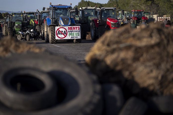 Archivo - Arxivo - Els agricultors continuen els corts de carretera en l'autopista AP-7 a l'altura de Pontós, a 29 de febrer  de 2024, a Pontós, Girona, Catalunya (Espanya).