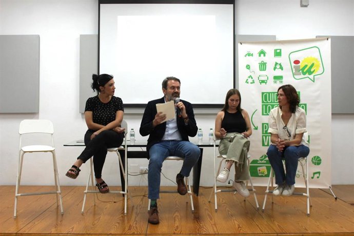 El secretario de Estado de Juventud e Infancia del Gobierno de España, Rubén Pérez, en un encuentro organizado por IU Málaga.