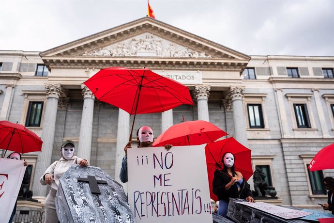 Varias personas durante la concentración contra la abolición de la prostitución, frente al Congreso de los Diputados, a 21 de mayo de 2024, en Madrid (España). 