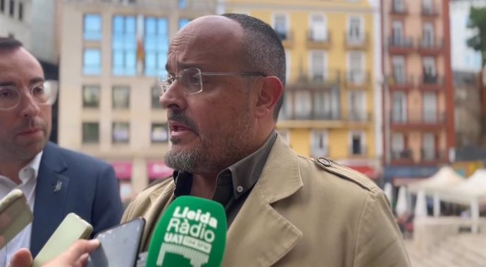 El líder del PP català, Alejandro Fernández, atén  als periodistes abans d'intervenir en la junta directiva del partit a Lleida