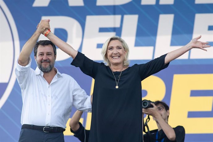 Archivo - El líder de la italiana Liga, Matteo Salvini, junto a la líder de la francesa Agrupación Nacional, Marine Le Pen