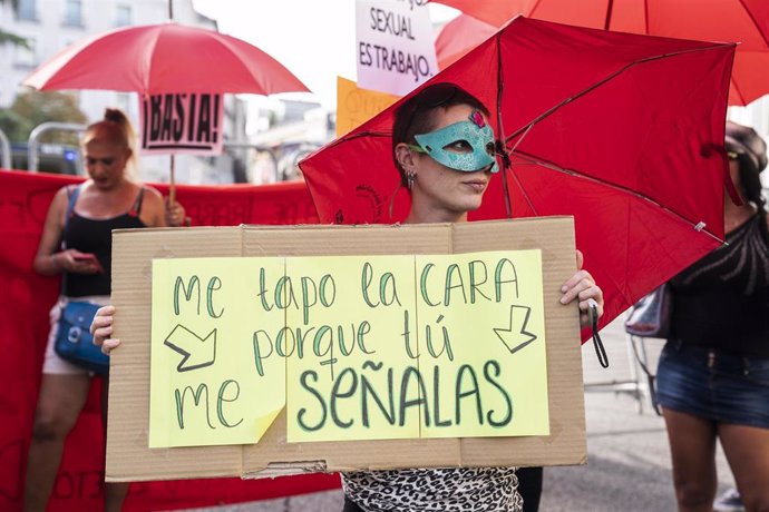 Archivo - Una mujer sostiene una pancarta durante una protesta, frente al Congreso de los Diputados, a 4 de octubre de 2022, en Madrid (España). 