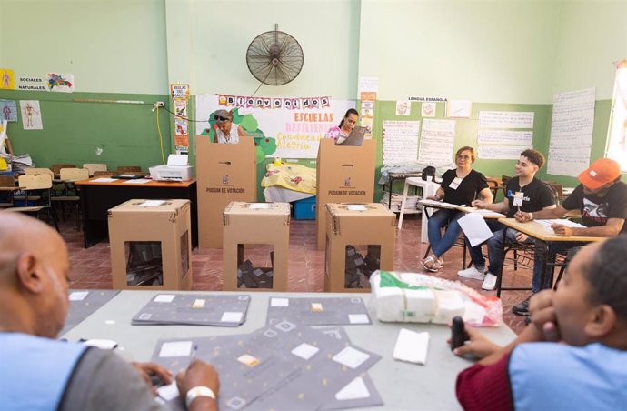 Votantes en un colegio electoral en República Dominicana