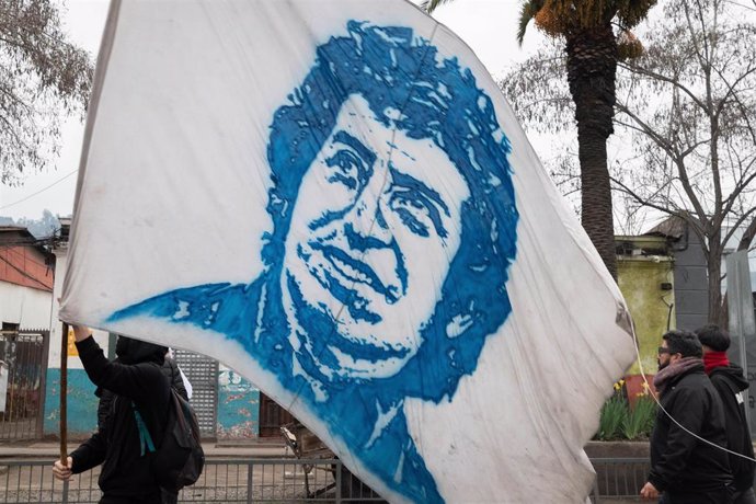 Archivo - Una persona con una bandera del cantautor Víctor Jara durante la marcha por el 50 aniversario del golpe de Estado contra el presidente Salvador Allende