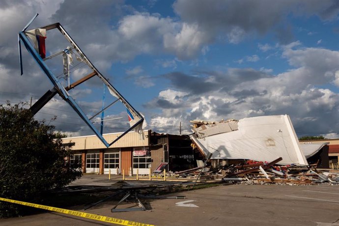 Archivo - Destrucción causada por el paso de un tornado en EEUU