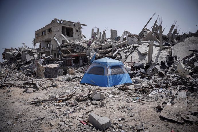 May 14, 2024, Gaza, Gaza, Palestine: Palestinians set up their tents on the rubble of their destroyed homes in Khan Younis city