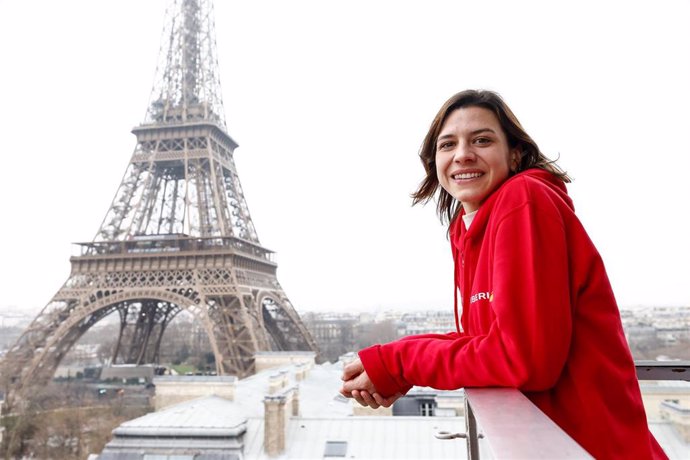 Archivo - Irese Sanchez Escribano poses for photo in front of Eiffel Tower during the visit of the Iberia Team “Talento “a Bordo to Paris less than two hundred days before the start of the Paris 24 Olympic Games on January 13, 2024 in Paris, France.