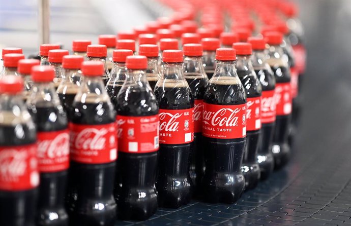 Archivo - FILED - 04 August 2023, Baden-Wuerttemberg, Mannheim: Filled 0.5-liter disposable Coca-Cola bottles are transported via a conveyor belt at the Mannheim production site of Coca-Cola Europacific Partners - CCEP Deutschland GmbH. Photo: Uli Deck/dp