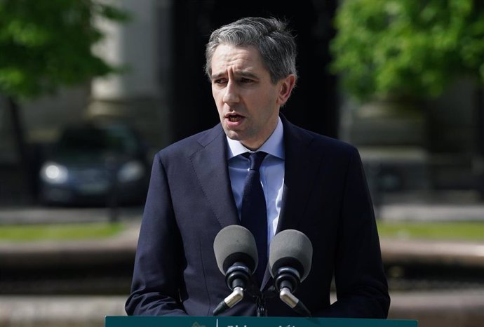 El primer ministro de Irlanda, Simon Harris, durante una rueda de prensa en Dublín (archivo)