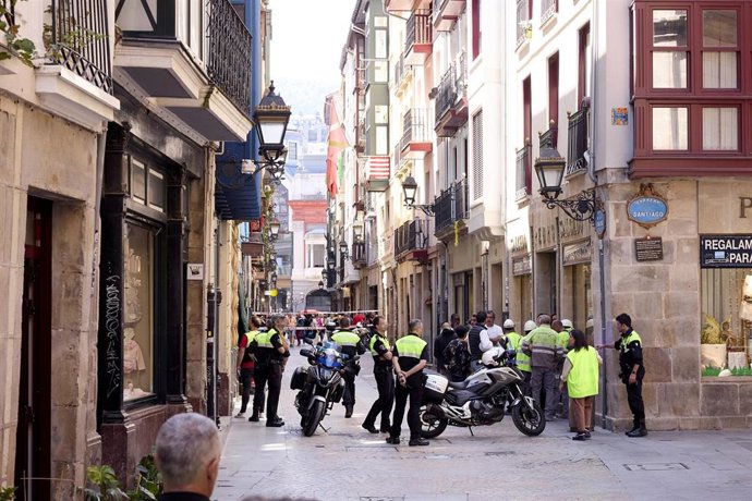 Agentes de policía municipal, en las inmediaciones del derrumbe del inmueble en la calle Tendería del Casco Viejo de Bilbao, a 9 de mayo de 2024, en Bilbao, con cinco trabajadores heridos