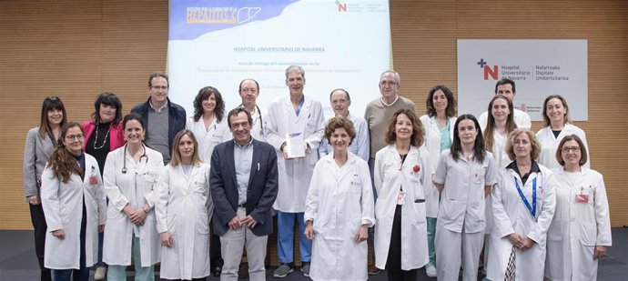 Representantes del HUN e ISPLN implicados en las medidas para la eliminación del virus de la hepatitis C y de la AEEH, además de participantes en el grupo inicial para la eliminación del VHC