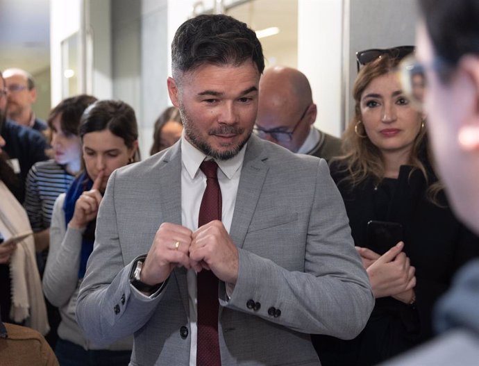 El portavoz de ERC en el Congreso, Gabriel Rufián, llega a una rueda de prensa anterior a la Junta de Portavoces, en el Congreso de los Diputados, a 23 de abril de 2024, en Madrid (España).