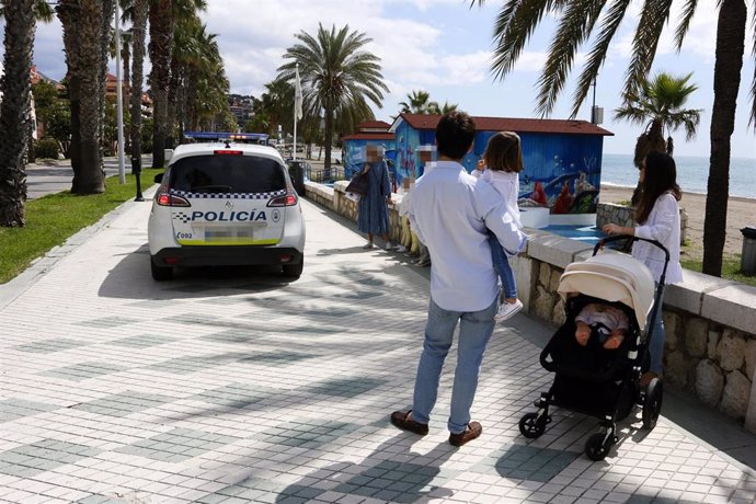 Archivo - Un coche de la Policía Local de Málaga en el paseo marítimo 