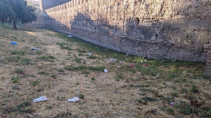 Imagen del entorno de la muralla de la Macarena con basura acumulada.