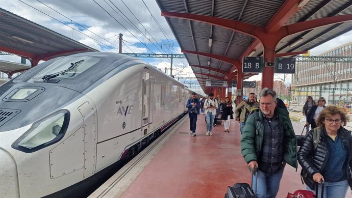 Imagen del AVE Avril este martes a la llegada a Madrid con más de dos horas y media de retraso.