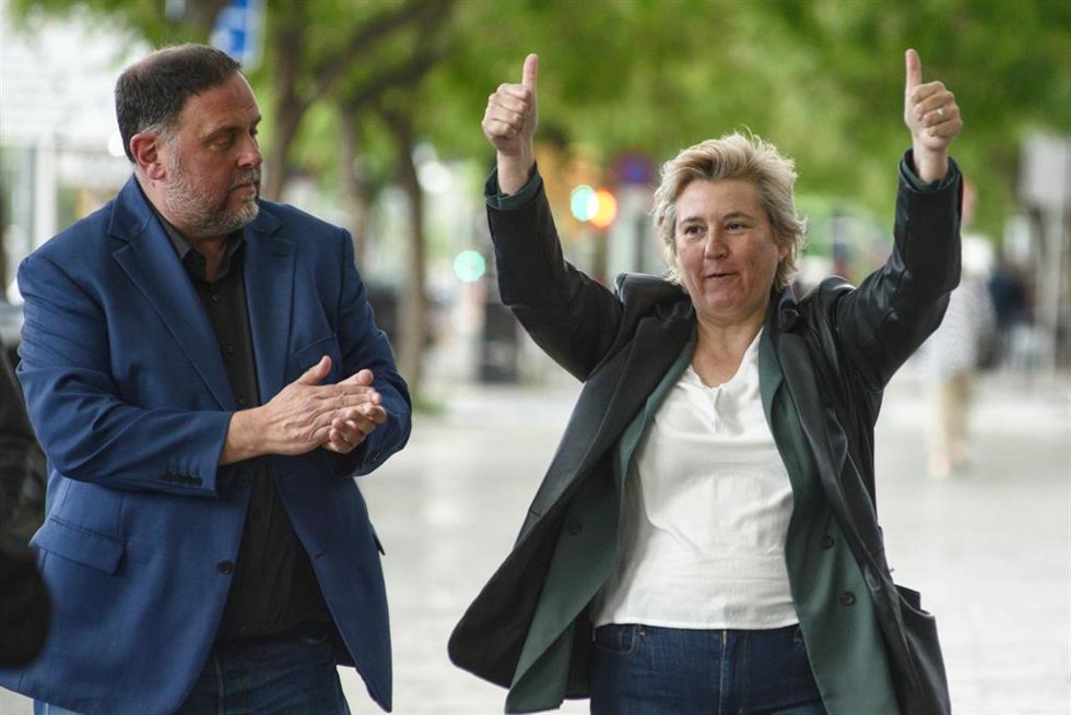 El presidente de ERC, Oriol Junqueras, con la secretaria de Movimientos Sociales de ERC, Marta Molna, antes de declarar
