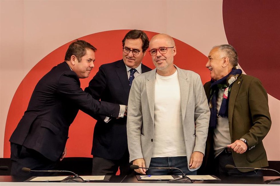 Archivo - (I-D) Los presidentes de Cepyme y CEOE, Gerardo Cuerva y  Antonio Garamendi, y los secretarios generales de CCOO y UGT, Unai Sordo y Pepe Álvarez, en una imagen de archivo