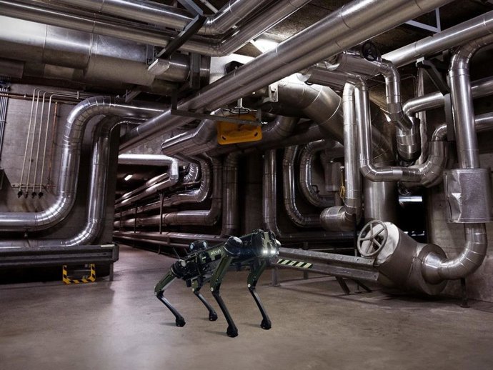 Robot cuadrúpedo de Alisys en acción en entorno industrial.