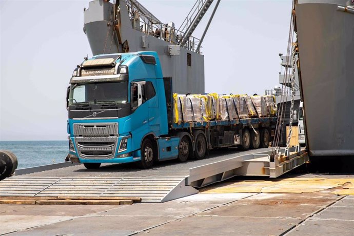 Camión con ayuda humanitaria llega a la Franja de Gaza a través del muelle flotante construido por EEUU