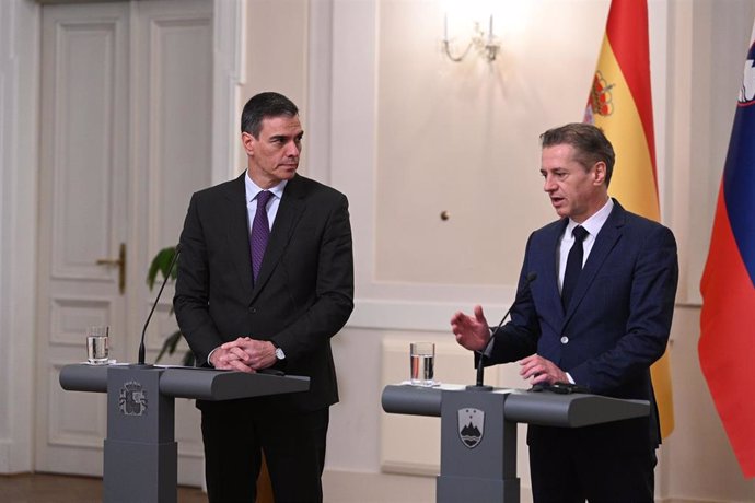 Archivo - El presidente del Gobierno, Pedro Sánchez (i), y el primer ministro de Eslovenia, Robert Golob (d), durante una rueda de prensa en Liubliana