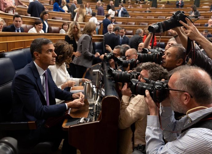 El presidente del Gobierno, Pedro Sánchez, es fotografiado por los medios durante una sesión plenaria, en el Congreso de los Diputados, a 22 de mayo de 2024, en Madrid (España). 