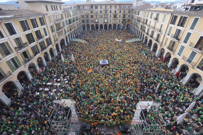 Miles de personas durante una manifestación convocada por Obra Cultural Balear (OCB) contra las políticas de PP y VOX, a 5 de mayo de 2024, en Palma de Mallorca, Mallorca, Baleares (España). 