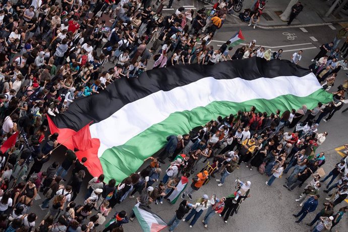 Cientos de personas durante una manifestación estudiantil en apoyo a Palestina, en la plaça de la Universitat, a 15 de mayo de 2024, en Barcelona, Catalunya (España). 