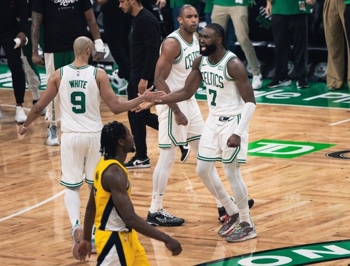 Los Celtics celebran la primera victoria en la final de la Conferencia Este de la NBA ante Indiana Pacers